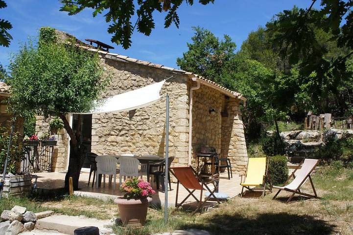 Location de vacances pour 4 personnes, avec Terrasse ainsi que Jardin et Piscine à Châteauneuf-de-Bordette