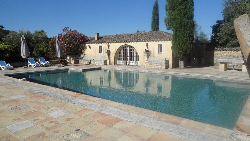 Gîte pour 6 personnes, avec terrasse ainsi que piscine et jardin