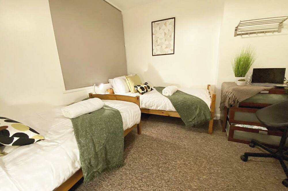 Midlands Contractor Team House in Walsall, Birmingham Area