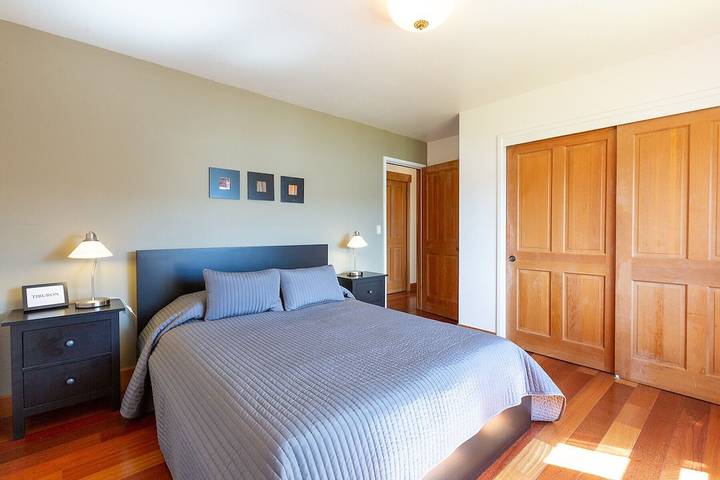 Vacation rental for 14 people, with sauna and yard as well as balcony in Marin County