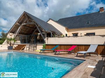 Location de vacances pour 10 personnes, avec vue ainsi que piscine et jardin à Rieupeyroux