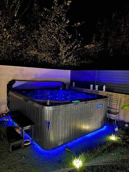 Location de vacances pour 10 personnes, avec Jacuzzi ainsi que Terrasse et Jardin à Fontenay-Trésigny