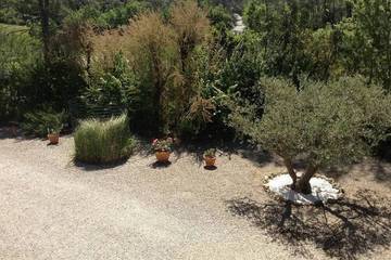 Location de vacances pour 8 personnes, avec balcon et jardin à Cabasse