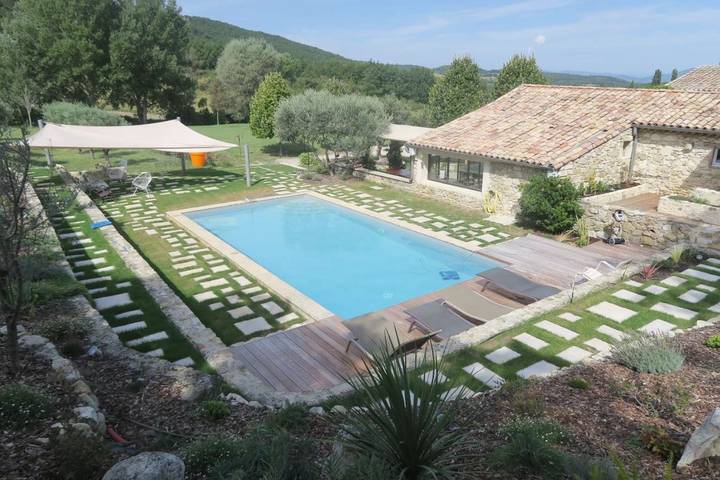 Location de vacances pour 6 personnes, avec jardin et terrasse ainsi que vue et piscine à Rochefort-en-Valdaine