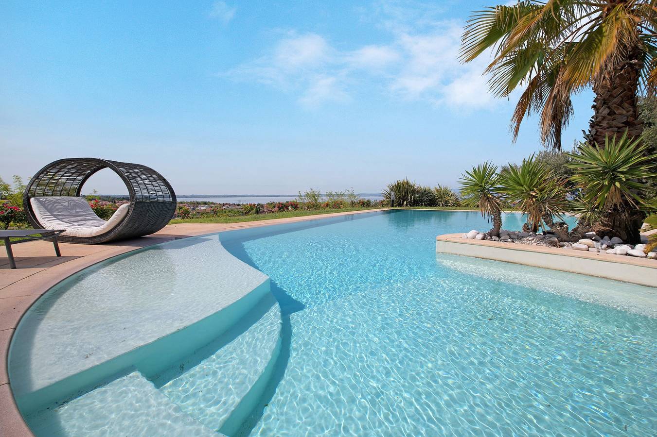 Villa Sellemond' mit Seeblick, Pool, Garten und Wlan in Lazise, Gardasee-Berge