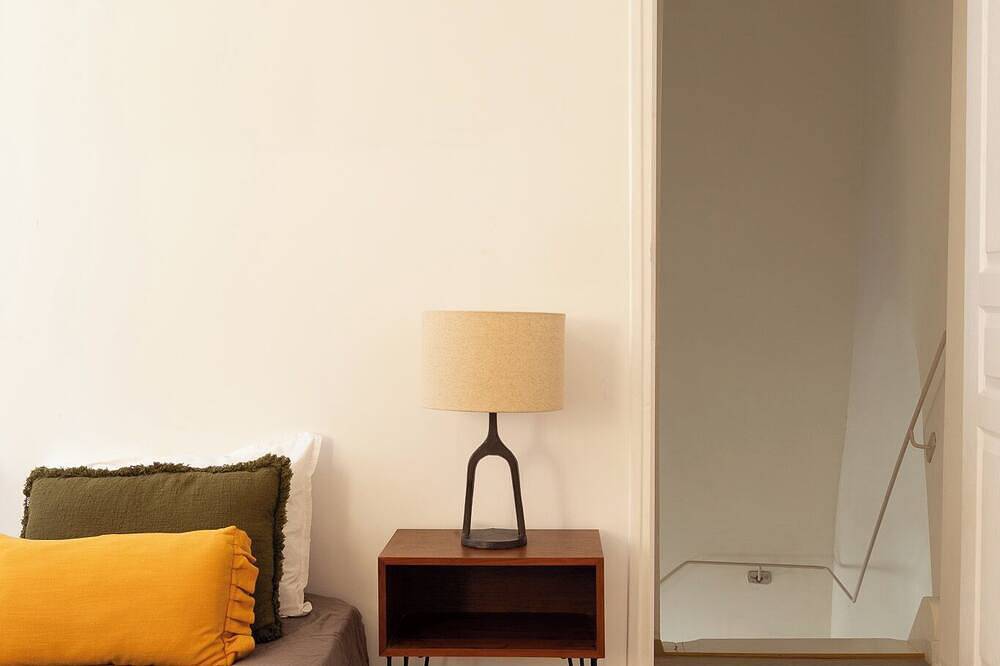 Arty stay with terrace in Lourmarin in the heart of the historic center. in Lourmarin, Regionaler Naturpark Luberon