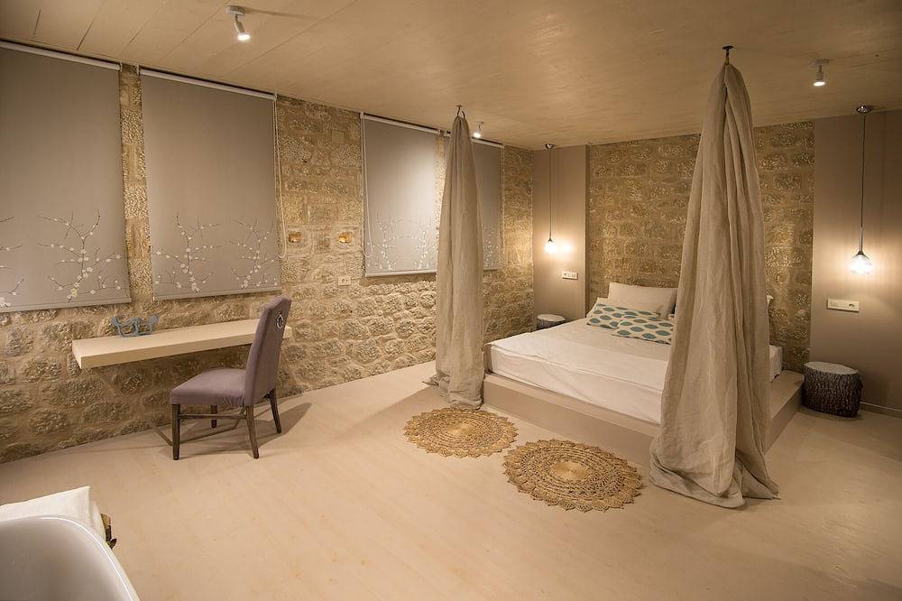 Geniet van de rust van de chique badplaats leven in een nieuwe traditionele stenen villa in Stoupa, Messenia