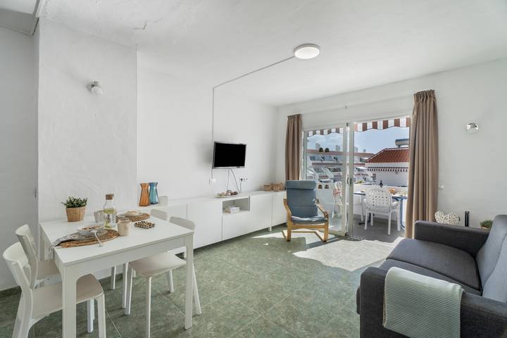 Apartamento entero, Apartamento vacacional 'Ocean Breeze Penthouse' con piscina compartida, terraza privada y Wi-Fi in Playa de las Américas, Arona 