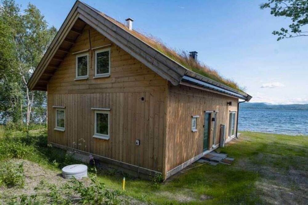 Unique home by the sea. 10 meters from shore-line. Exceptional in Bodø