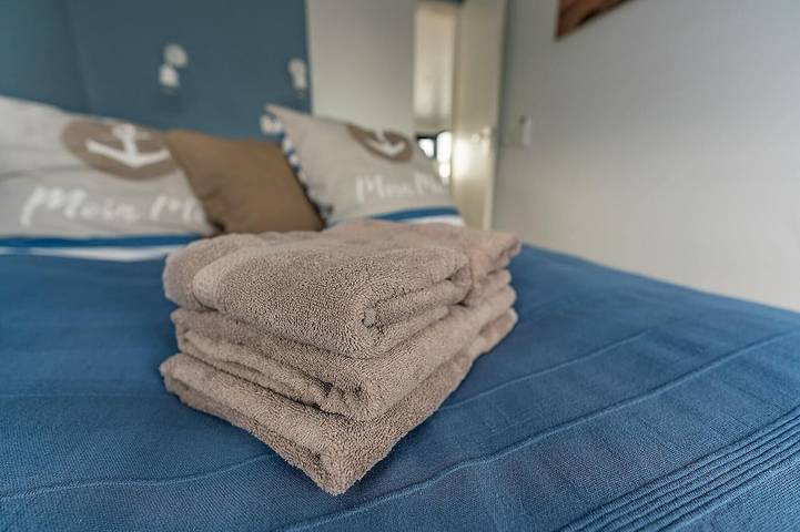 Floatinghouse Topas: 44 m² Hausboot mit Seeblick, Kaminofen & Terrasse in Zehdenick, Ruppiner Seenland