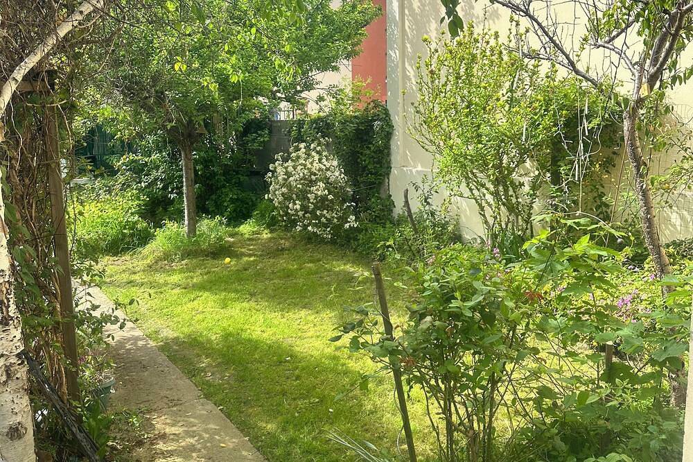 2 Bedroom Bed & breakfast in Colombes in Colombes, Altos del Sena