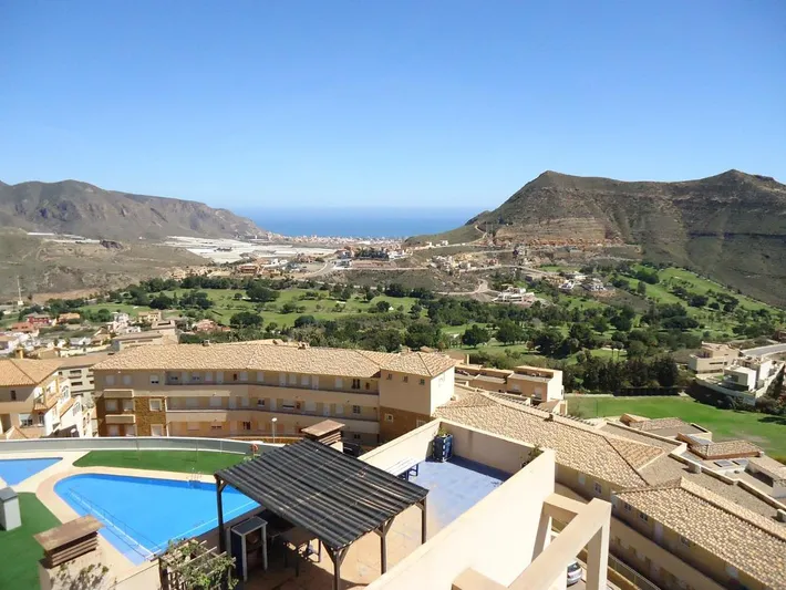 Apartamento de vacaciones para 4 personas, con piscina y vistas además de jardín y terraza - 1