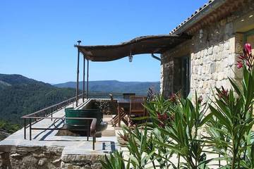 Gîte pour 6 personnes, avec jardin ainsi que piscine et terrasse à Rocles