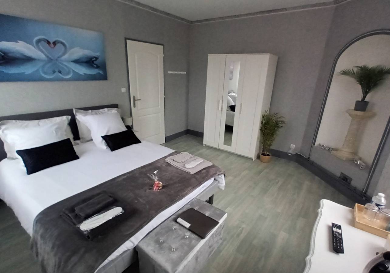 Chambre et table d'hôtes "Notre doux logis", bord de Saône - Alcôve in Les Bordes (Saône-et-Loire), Région de Chalon-sur-Saône