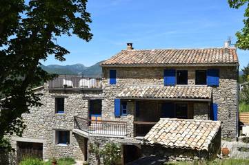 Cottage pour 8 personnes, avec vue et jardin, animaux acceptés à Châteauneuf-de-Bordette