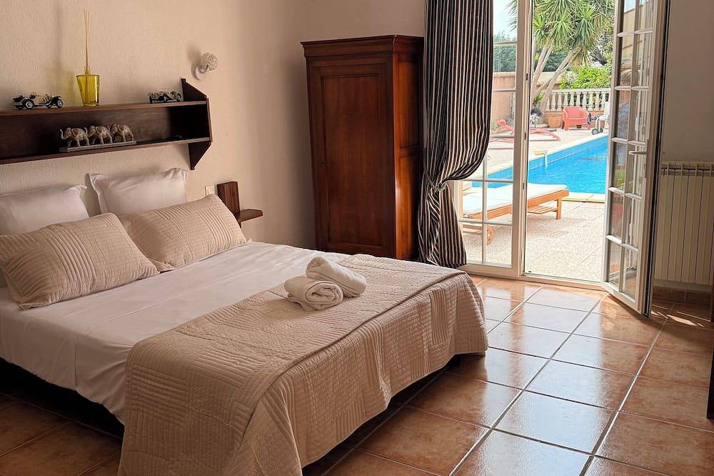 Spacious villa with pool, garden, billiards &baby-foot 12/14 pers in Bompas, Côte d'Améthyste
