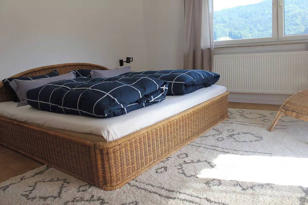 Apartamento inteiro, Spacious apartment in a unique location by the forest with fantastic views. in Buhlertal, Central Black Forest