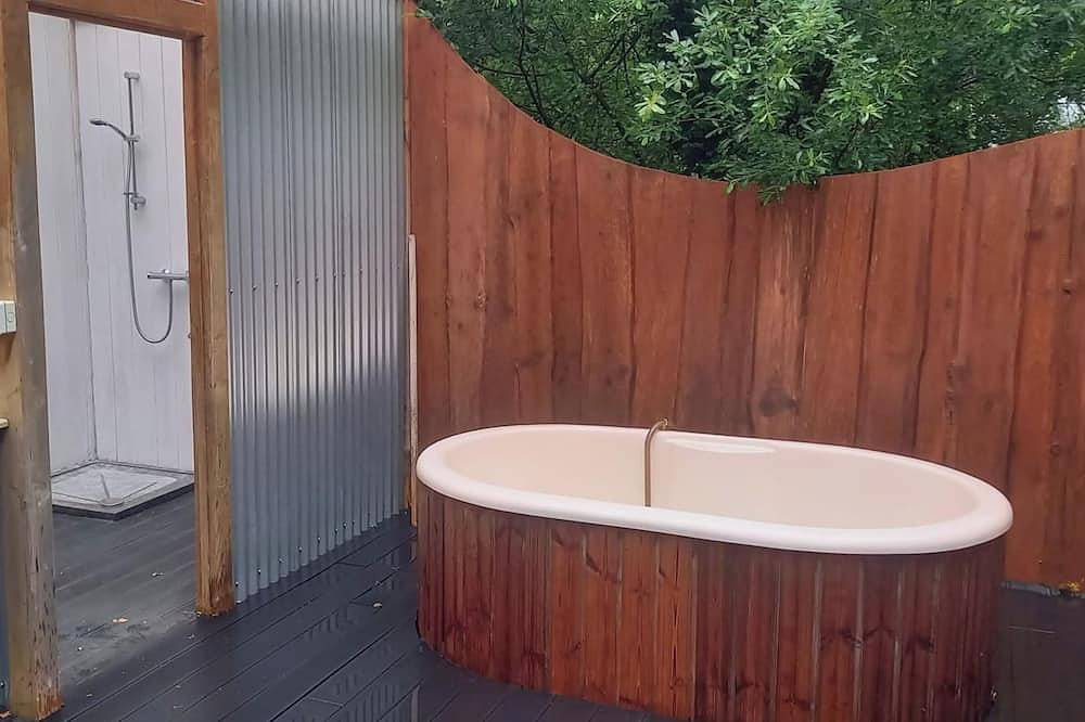 Unique Retreat Sleeps 2 with Hot Tub & Pets Ok in Glenagarriff, County Cork
