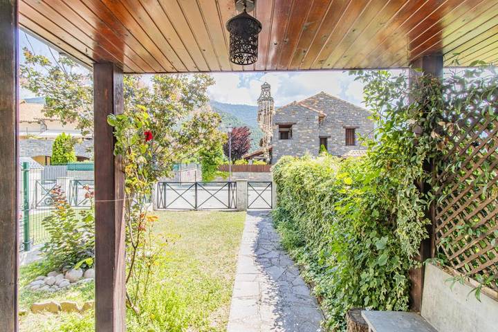 Casa rural para 10 personas, con vistas además de terraza y jardín en Fiscal