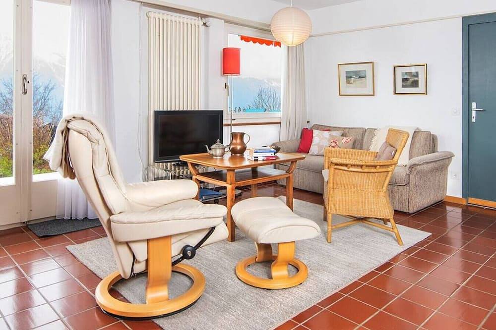 Geheel appartement, Swisshut Stunning Views Alps & Lake - Apart. Lena Down in Sigriswil, Meer van Thun