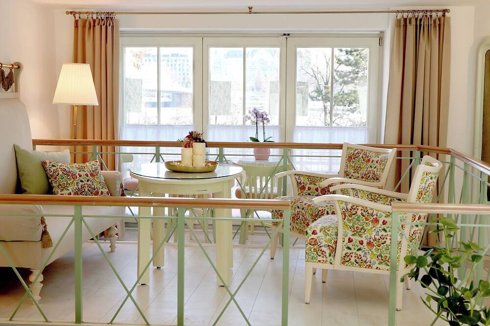 Entire apartment, Marvelosa Apartment - Beautiful & Central, next to Chain Bridge, by the river in Budapest, Central Hungary