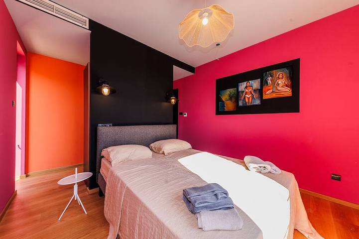 Large villa, stunning view, walking distance down town Trogir, 20 person+ event in Trogir, Ciovo