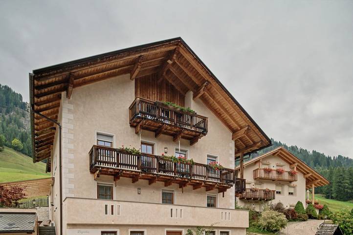 Ganze Wohnung, Apartment „Wirthof 3“ mit Bergblick, Gemeinschaftsterrasse und WLAN in Wengen (Italien), Dolomiti Superski