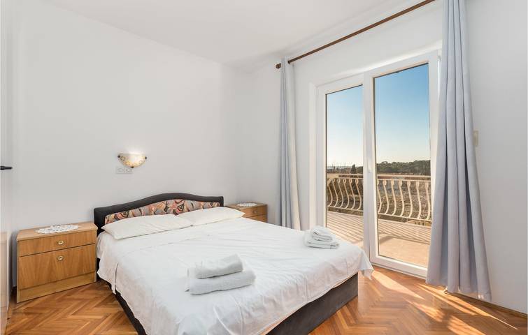 Appartement de vacances entier, Appartement avec vue panoramique, terrasse et parking, à 2 km de la plage naturiste de Kandarola in Palit (Kvarn Bay), Rab