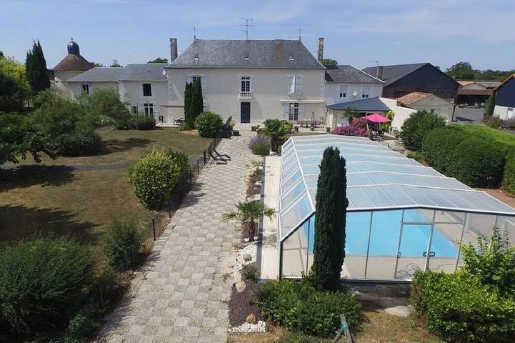 Cabane en bois pour 4 personnes, avec jardin ainsi que terrasse et piscine