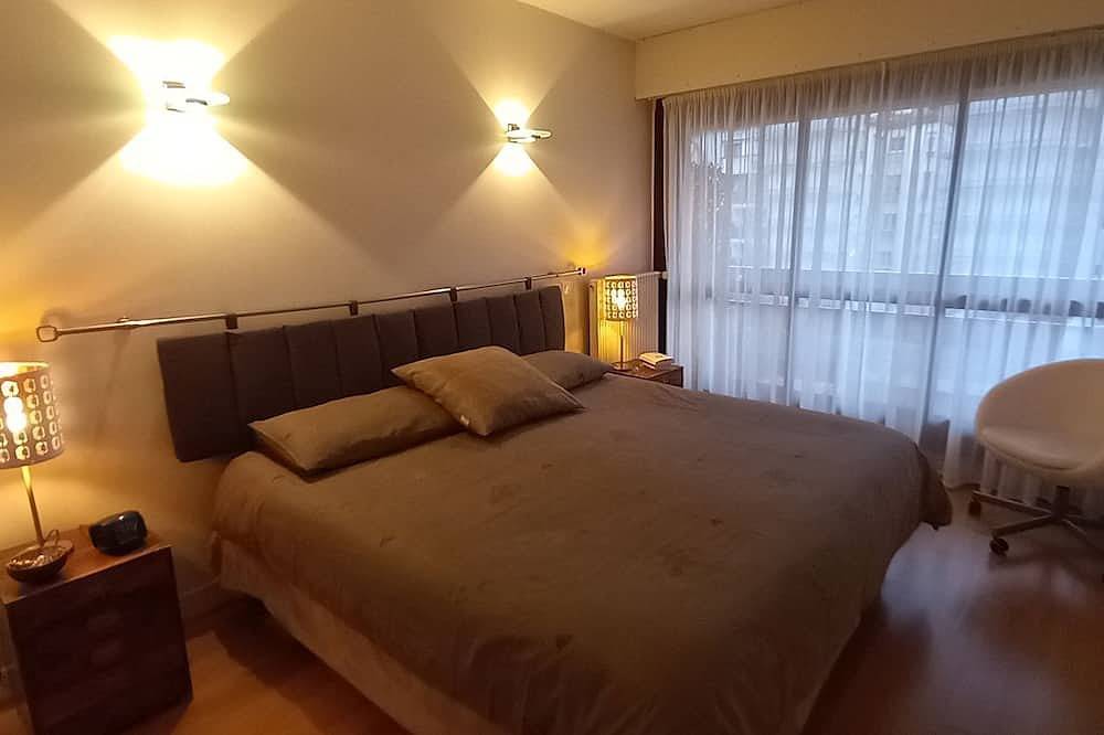 Entire apartment, Paris-Levallois apartment 4*: 2 bedrooms/6 people 68m2, parking, near  metro/bus in Levallois-Perret, Hauts-de-Seine