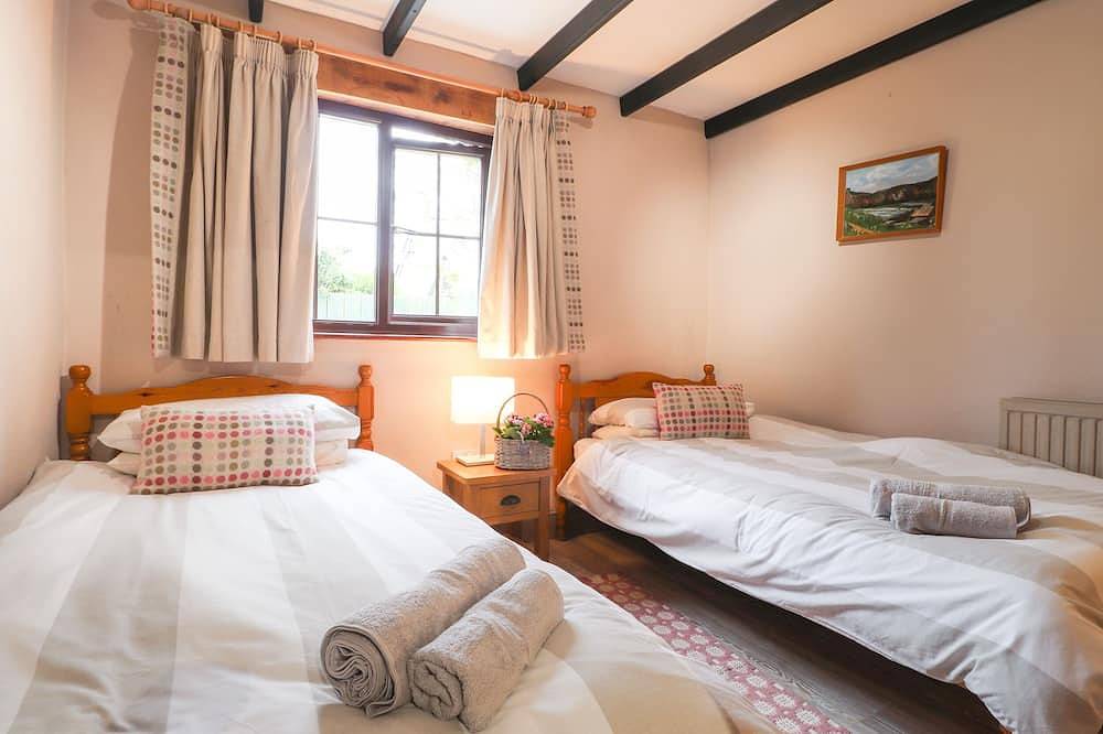 Bwthyn Alarch, family friendly, with hot tub in St Davids in Trefin, Pembrokeshire