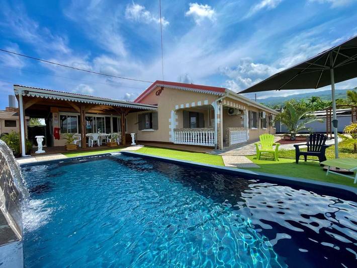 Location de vacances pour 10 personnes, avec terrasse ainsi que vue et piscine à L'Étang-Salé