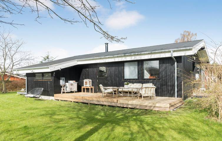 Ferieudlejning for 4 personer, med Terrasse og Have i Fejø