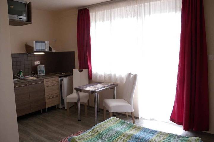 Gîte pour 3 personnes, avec jardin dans Koroshegy