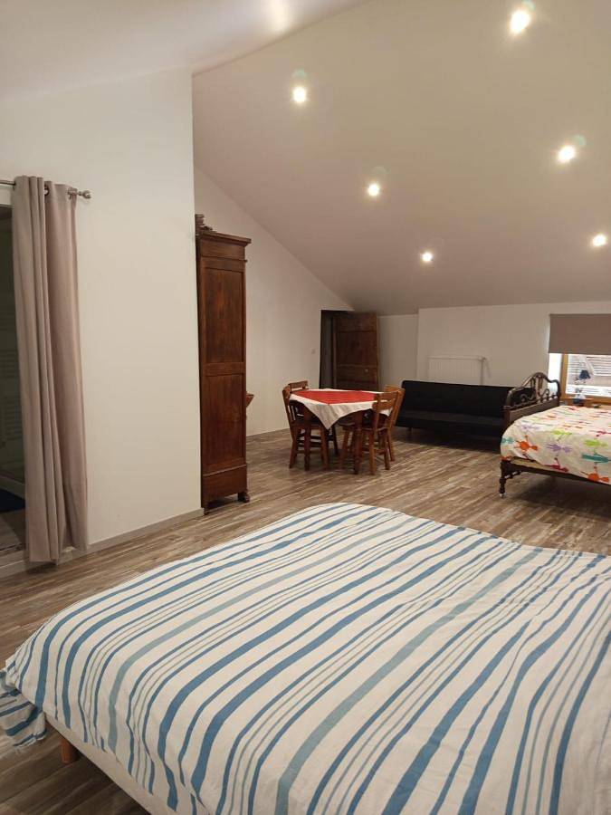 Gîte pour 4 personnes, avec jardin ainsi que piscine et vue à Marboz - 2
