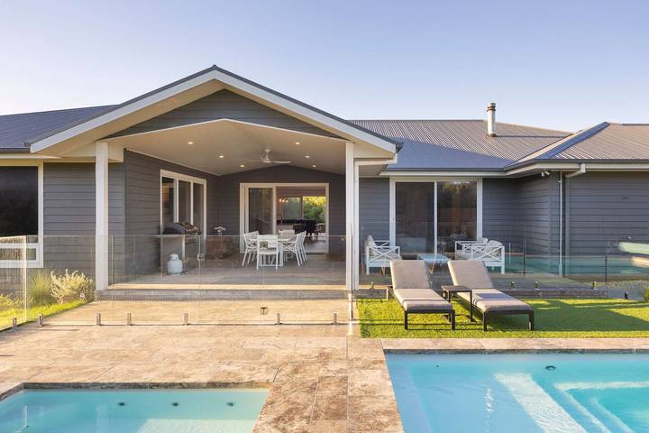 Holiday home for 12 people, with balcony in Eastern Victoria Region