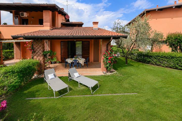 Apartamento entero, Mgh- Garda Bloom Family Stay Manerba in Manerba del Garda, Montañas Garda