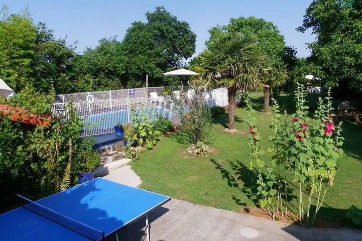 Gîte pour 11 personnes, avec jardin et piscine à Sainte-Gemme-la-Plaine