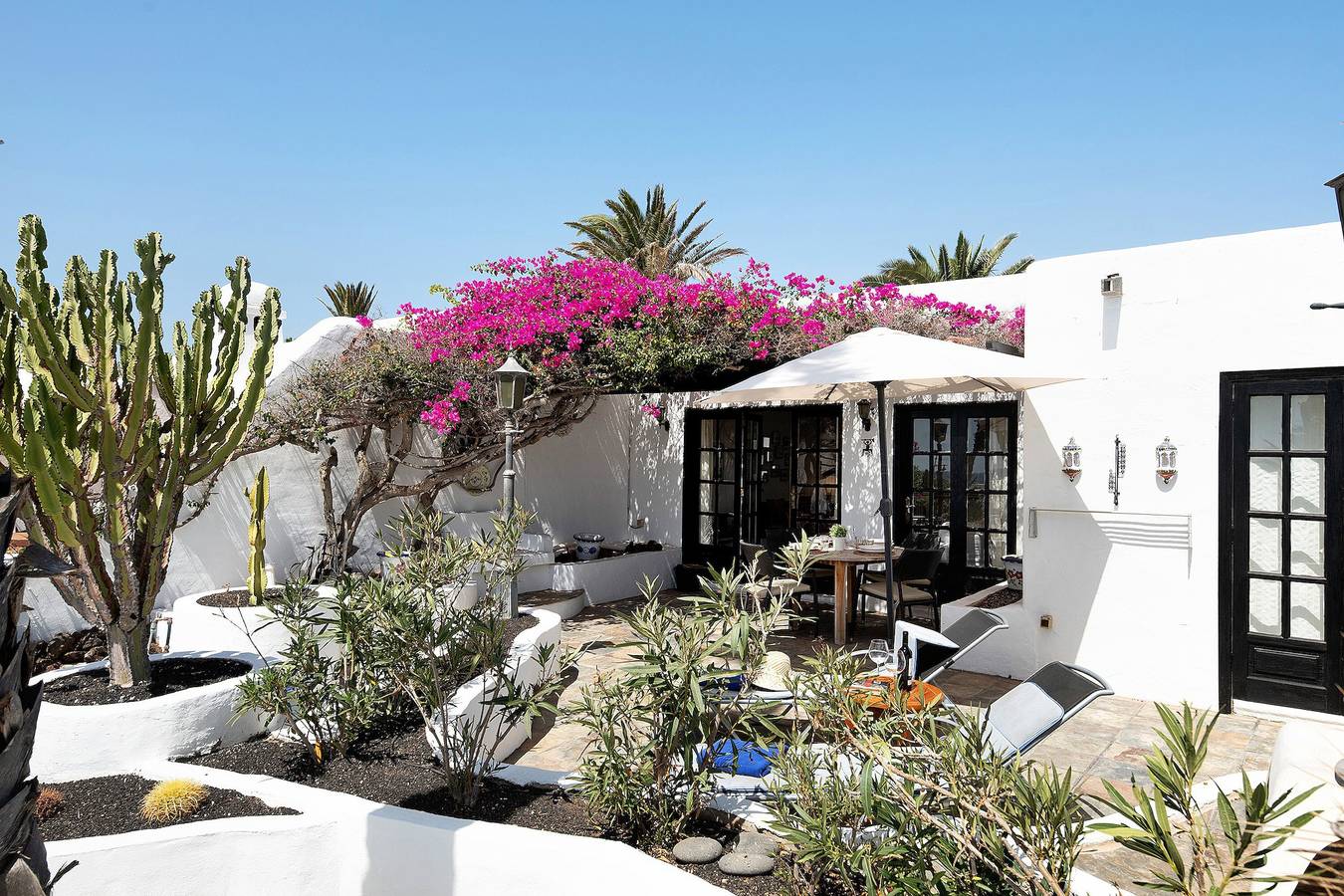 Apartamento entero, Vacaciones 'Puerto Chico 6' con vistas al mar, piscina compartida y Wi-Fi in Playa Blanca, Yaiza