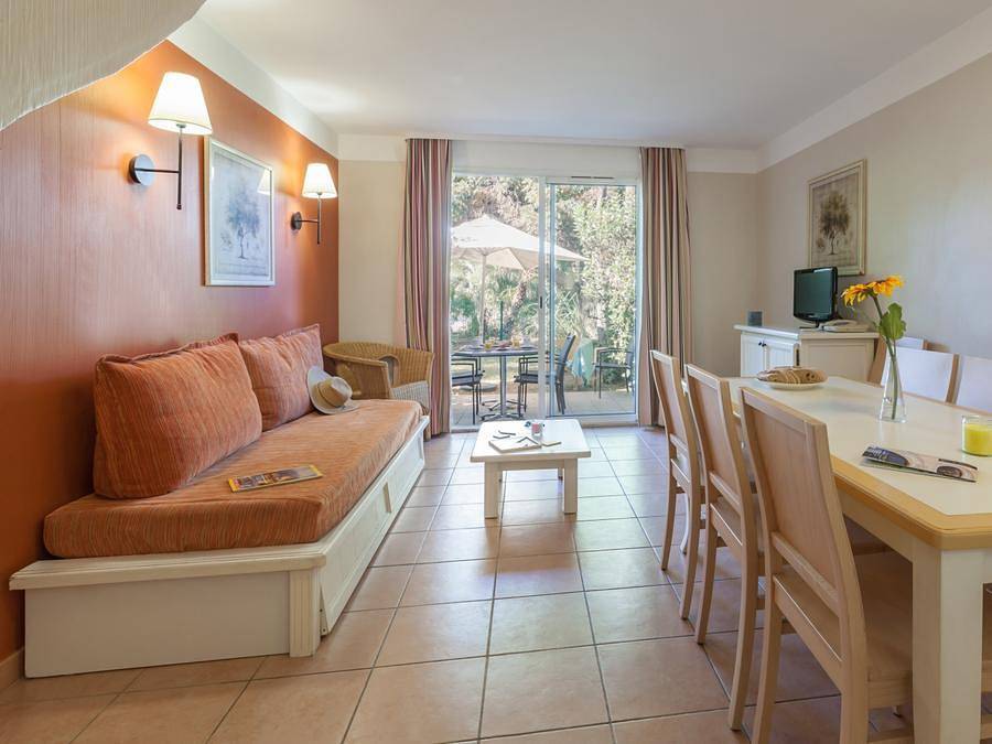 Pierre & Vacances Résidence Le Hameau de la Pinède - Casa 8 personas - 2 habitaciones + 1 alcoba - Triplex - Terraza - Aire acondicionado in Hyeres, Parque nacional Port-Cros