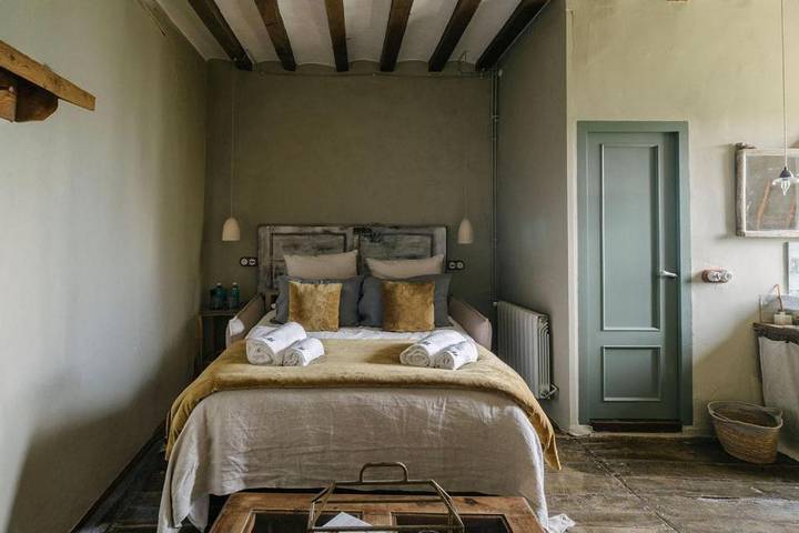 Casa rural para 2 personas, con jacuzzi además de piscina y jardín, Se admiten mascotas en Cataluña - 2