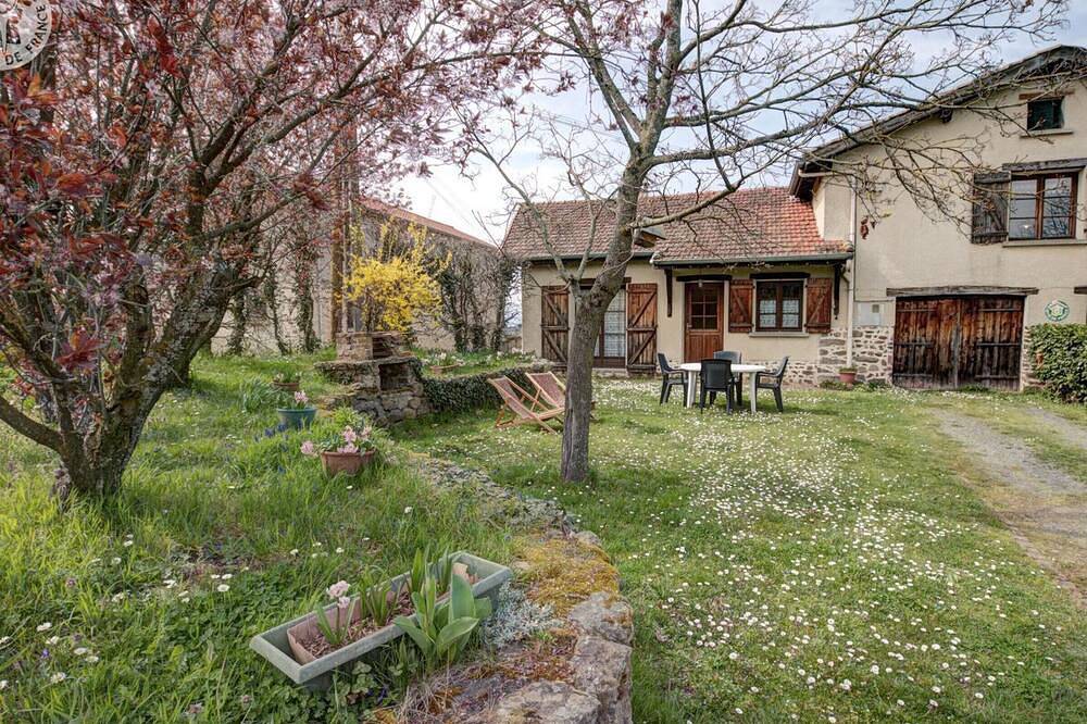 Casa rural con terraza, jardín, juegos y chimenea in Saint-Médard-en-Forez, Montbrison