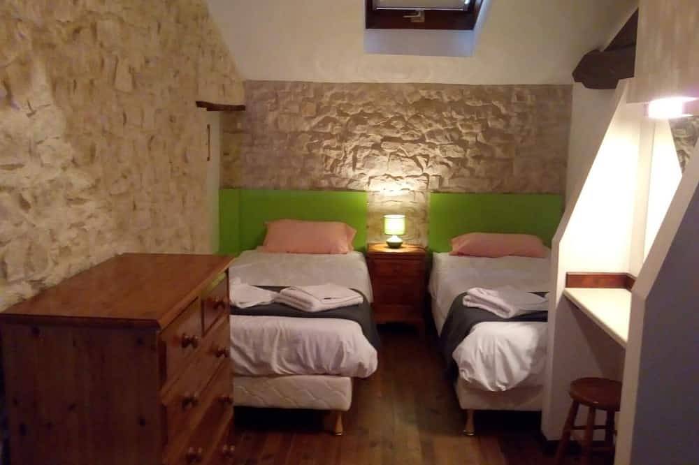 Apartamento entero, House 2 sleeps 8 3 bedrooms 1 bathroom in Ternant (Charente-Maritime), Saint-Jean-d'Angély region