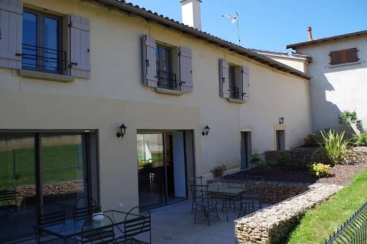 Location de vacances pour 7 personnes, avec jardin à Lugny