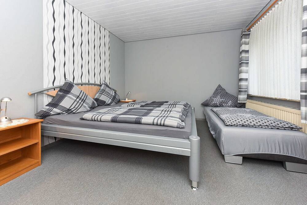 Ganze Wohnung, Ferienwohnung Lerche - Ferienhaus Elfriede Coordes in Moorweg in Moorweg, Nordseeküste