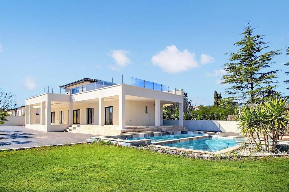 Amazing home in Pont Saint Esprit in Pont-Saint-Esprit, Nimes region