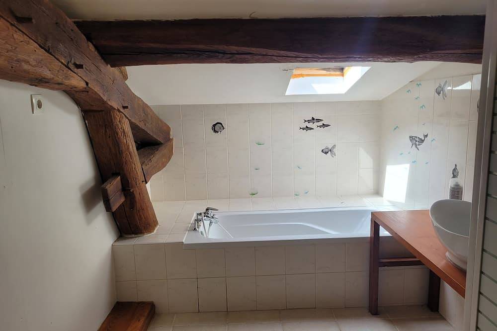 Appartement entier, T5 mansardé dans maison de caractère. Jardin et parking privés. in Loubens, Parc naturel régional des Pyrénées ariégeoises