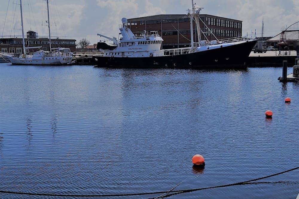 A vacation stay aboard a seagoing vessel, in the heart of Rotterdam, in Rotterdam, Südholland