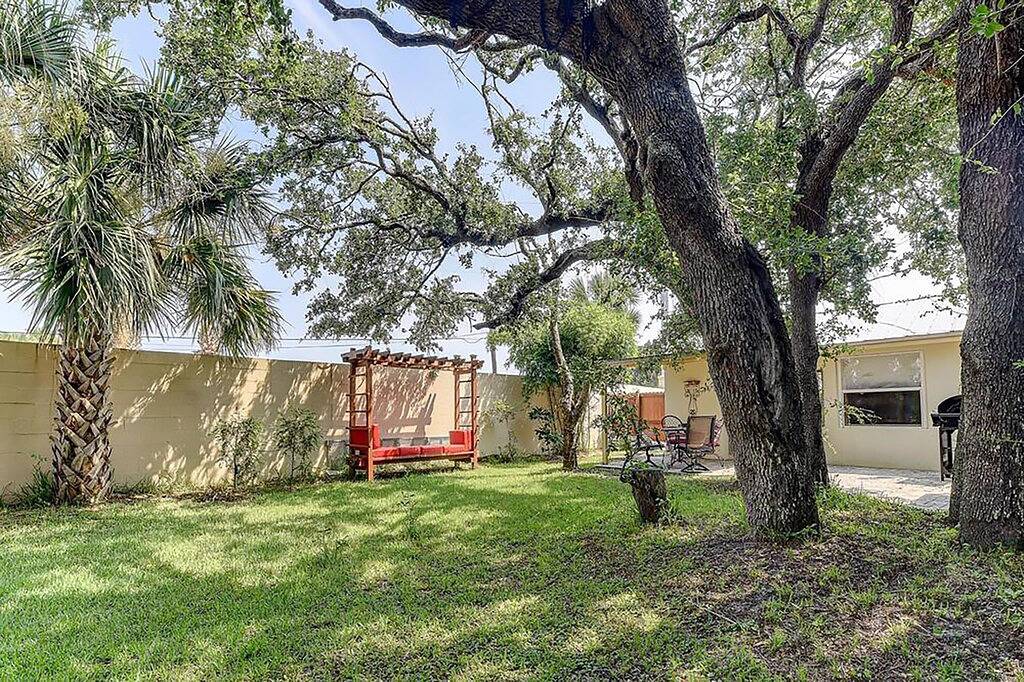 Anastasia Lodge-Family & Dog Friendly Beach Cottage in St. Augustine Beach, St. Augustine