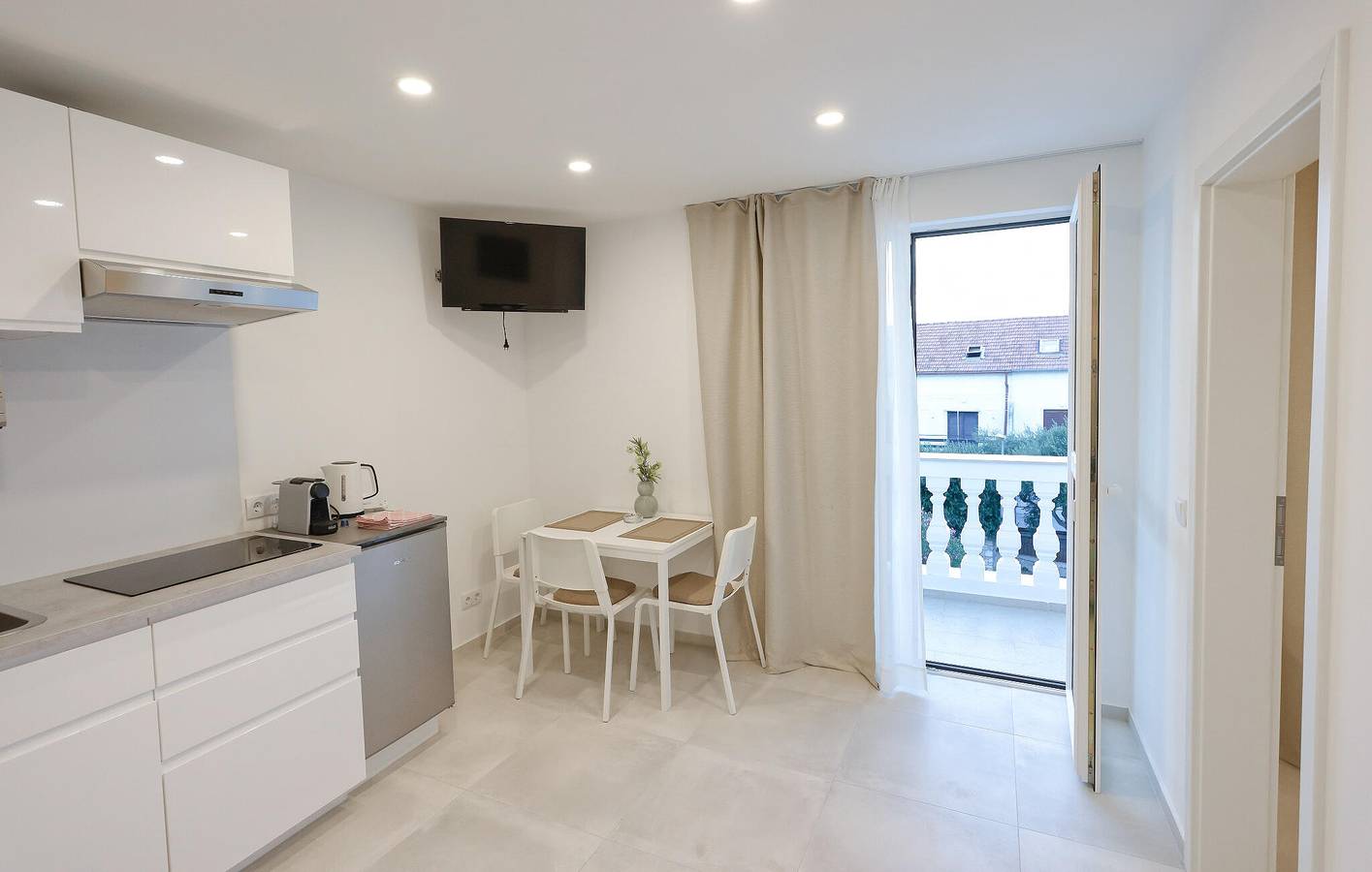 Geheel vakantieappartement, Gezellig Appartement met WiFi, AC, Parkeerplaats, Terras - 700m naar Strand in Vodice, Šibenik-Knin